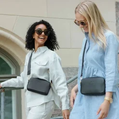 Aarni Olkalaukku, Musta