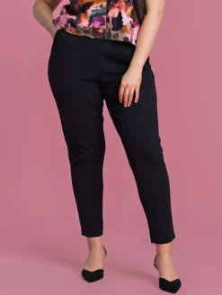 Aarre Carol Housut, Musta