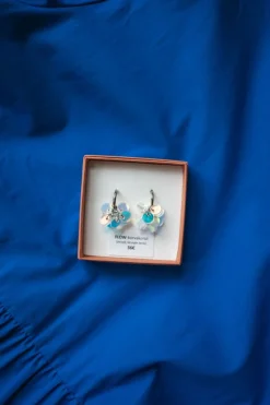 Butoni Flow Rengaskorvakorut, Hopea