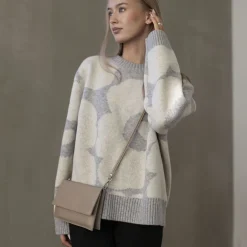 Miiko Tuike Laukku, Titan