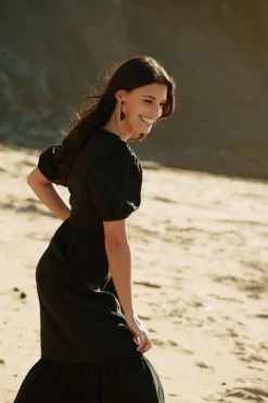 Nakoa Astrid Pellavamekko, Musta