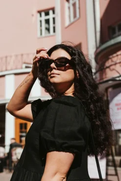 Nakoa Astrid Pellavamekko, Musta