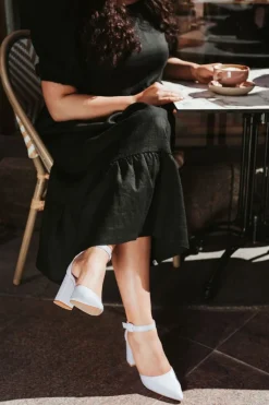 Nakoa Astrid Pellavamekko, Musta