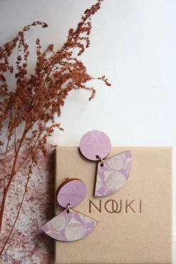 Nouki Viuhka Korvakorut, Valokas Lila